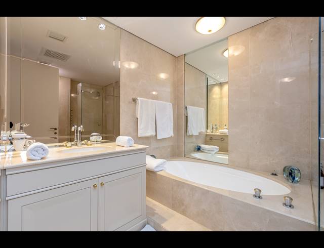 7 BEDROOM FREESTANDING TO LET IN CONSTANTIA